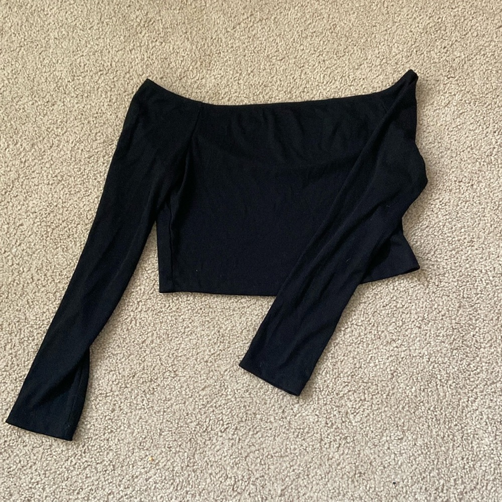 Black crop top, long sleeve, off the shoulder
Size: XL